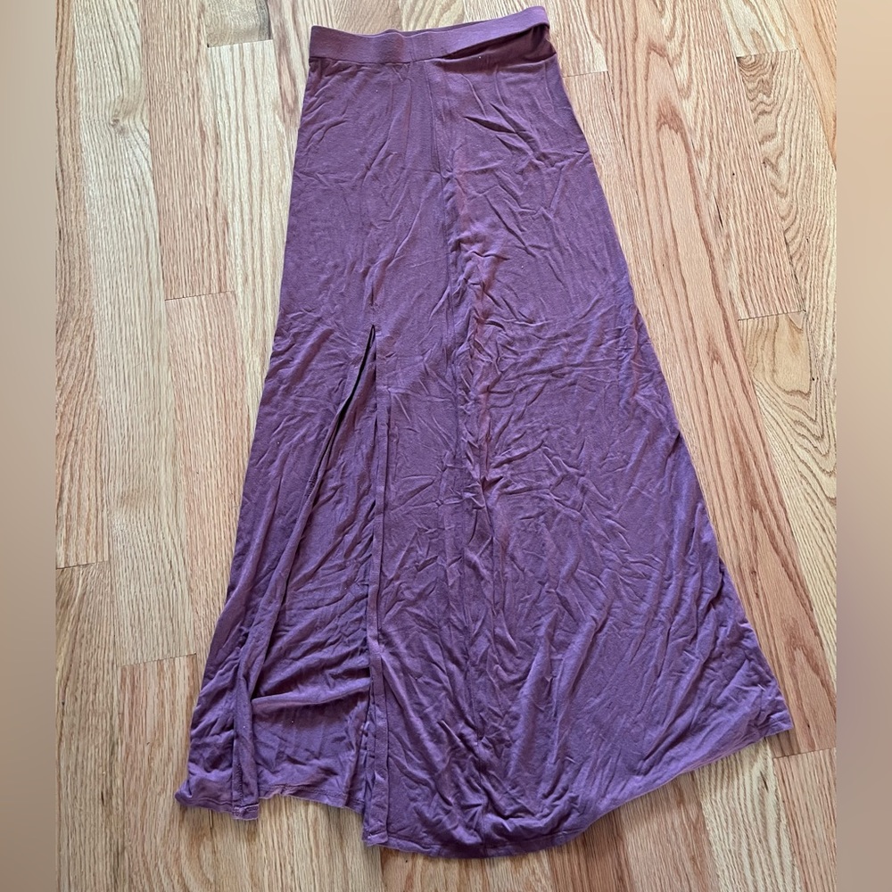 Maxi skirt with slit. Mauve pinkish purple color with slit